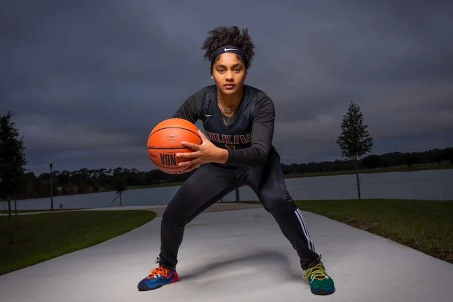 Frau, die beim Basketballspielen ein sportliches Stirnband trägt