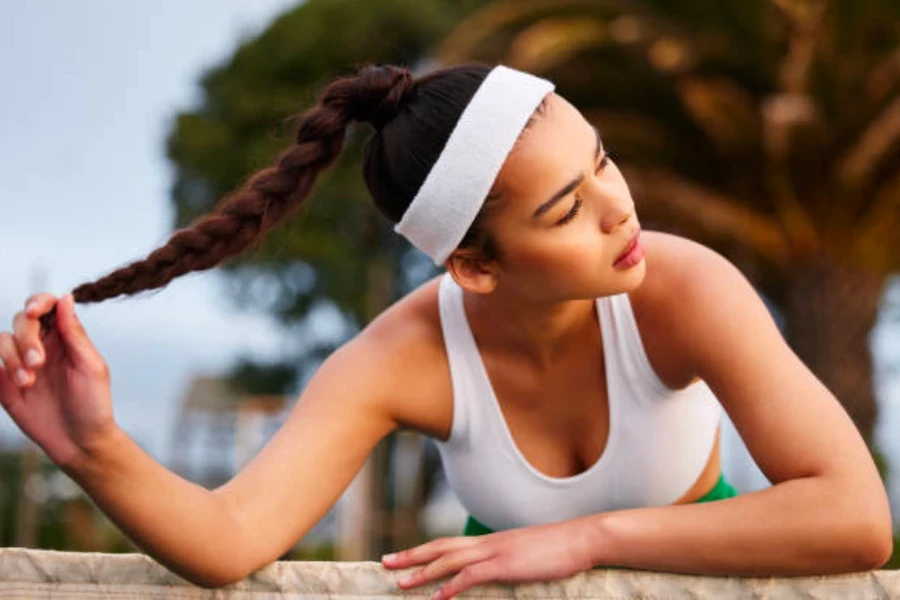 donna che indossa trecce e una fascia