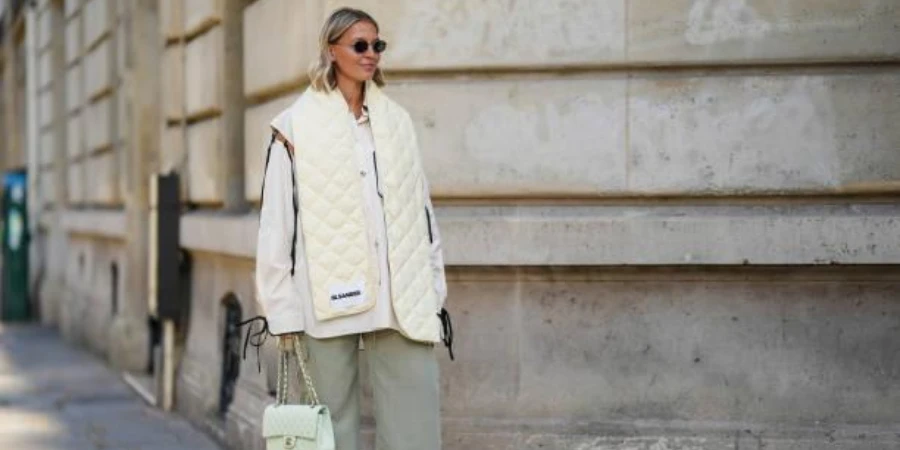 Woman wearing oversize cargo pants and fleece jacket