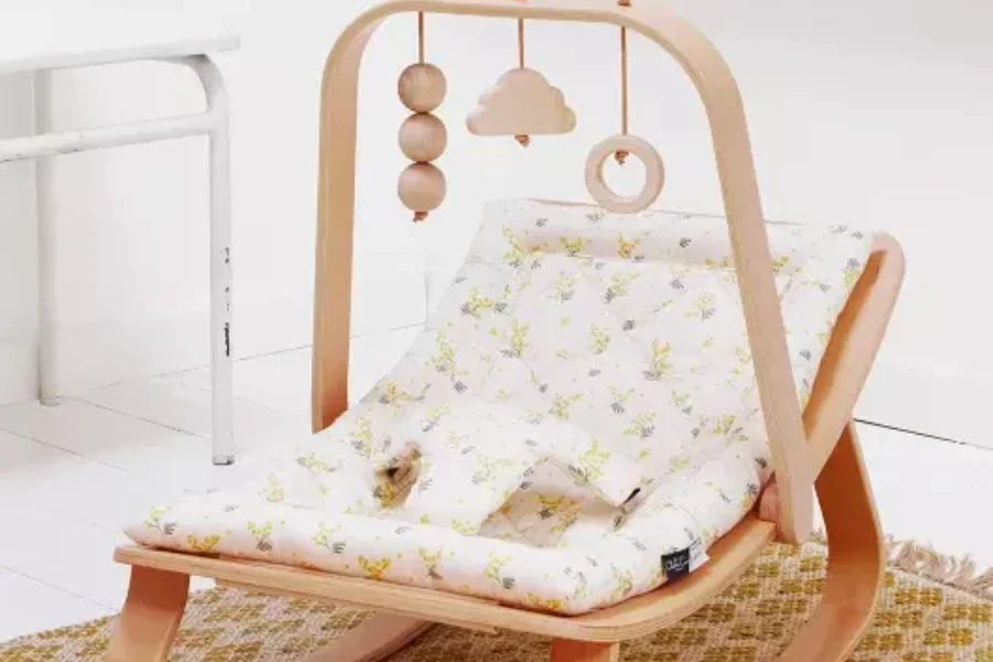 Деревянное детское кресло-качалка