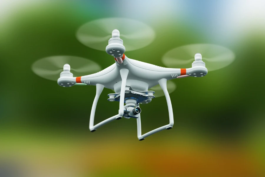 un drone multirotore che vola in aria all'aperto
