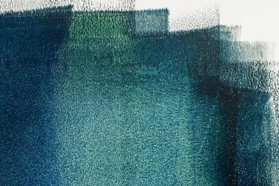 Blauer Farbverlaufsdruck auf weißem Hintergrund