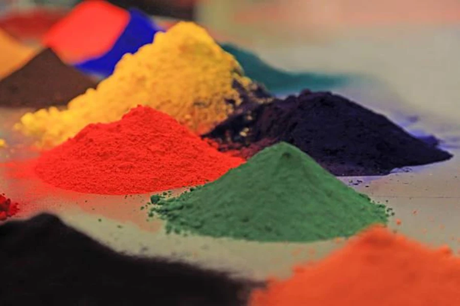 Polvo de pigmento seco de diferentes colores.