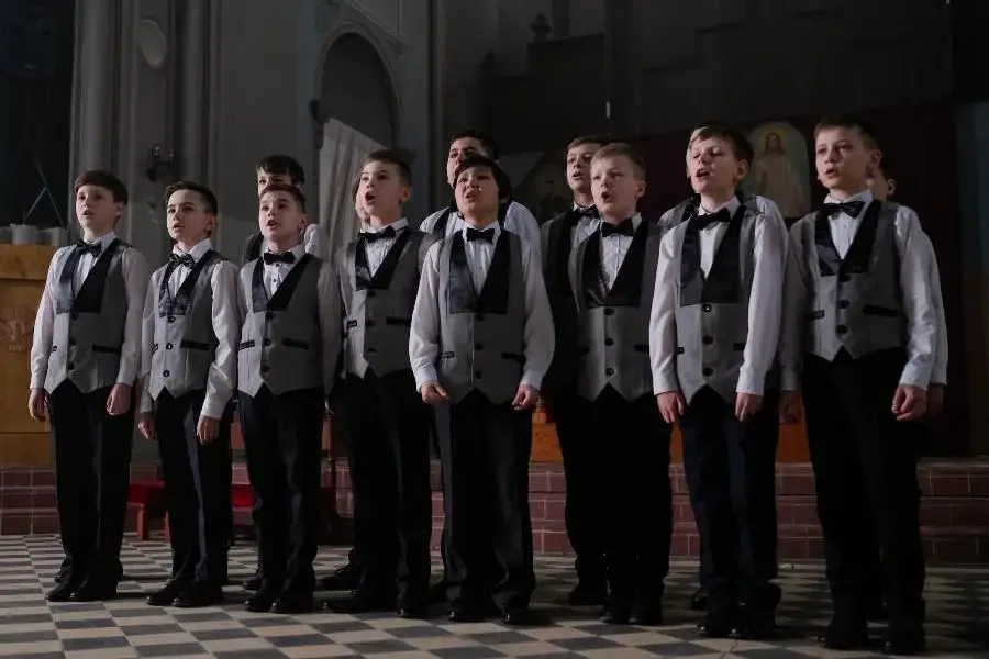 Grupo de meninos vestindo ternos de três peças