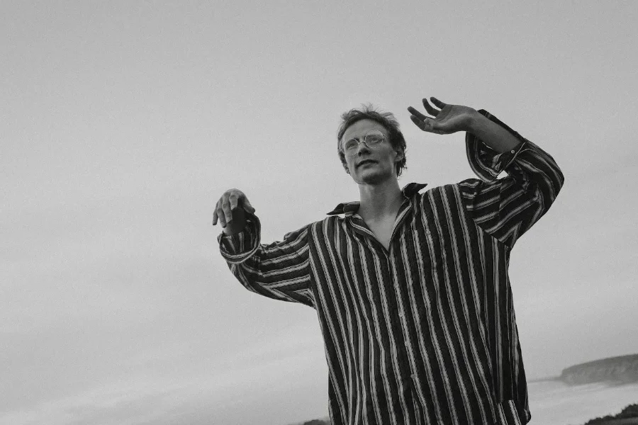 Man wearing a mundane big shirt
