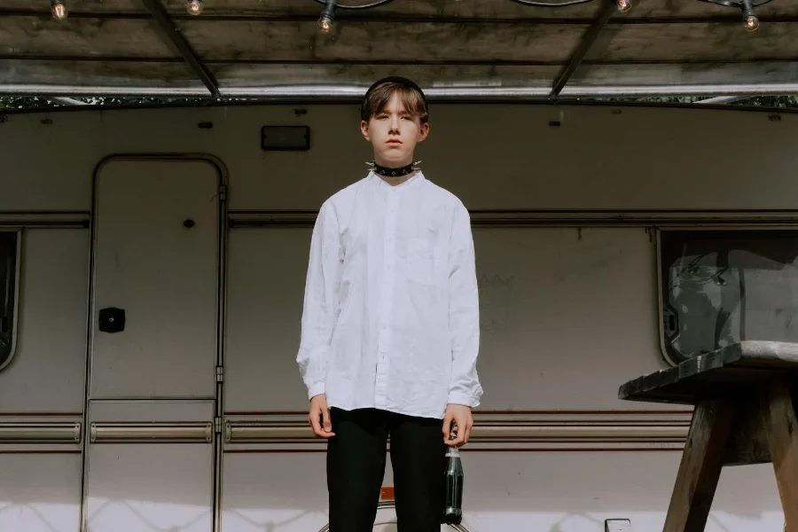 Man wearing a white band collar shirt