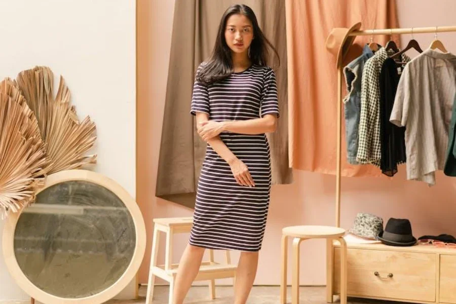 Mujer con jersey polivalente de rayas