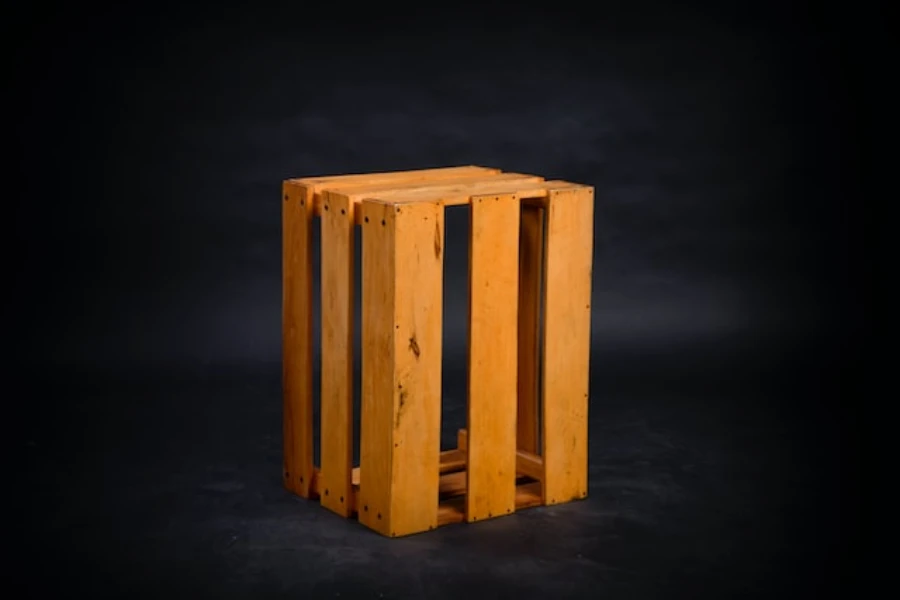 caixa de madeira isolada em um fundo preto