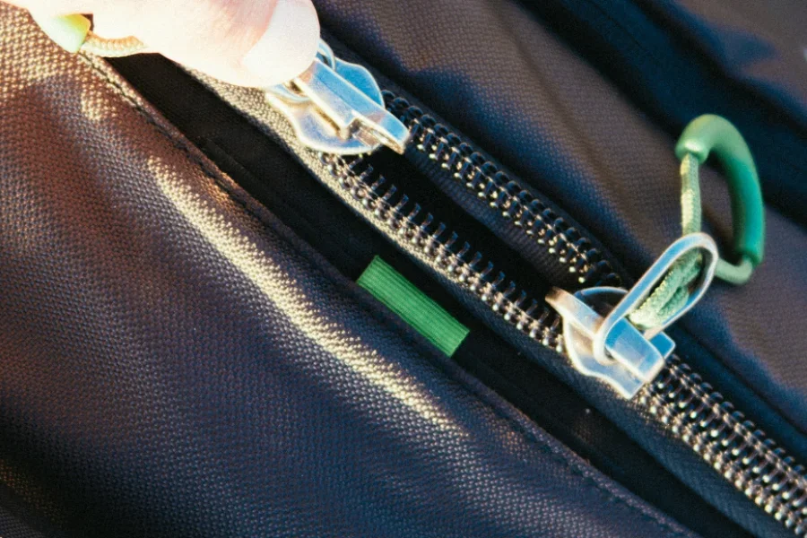 Reißverschlussschieber mit grüner Nylonschnur