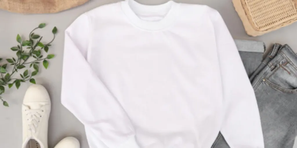 Print-on-Demand-weißer Pullover ausgelegt