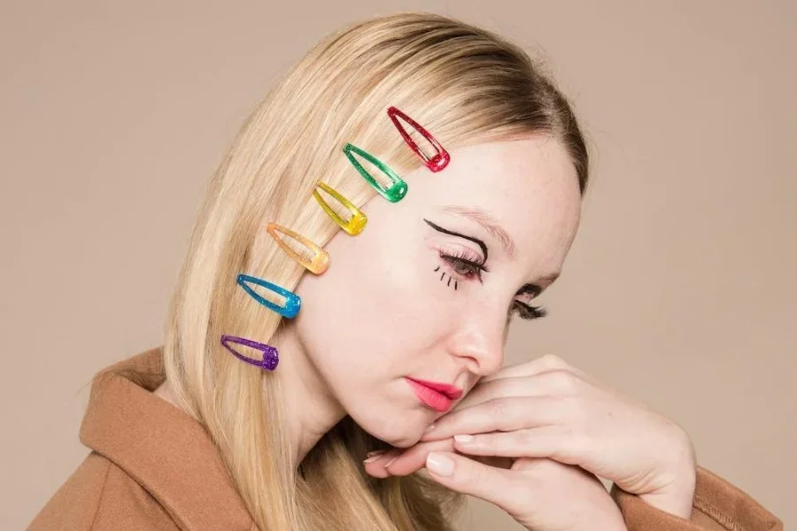 Mujer con pinzas para el cabello francesas de diferentes colores