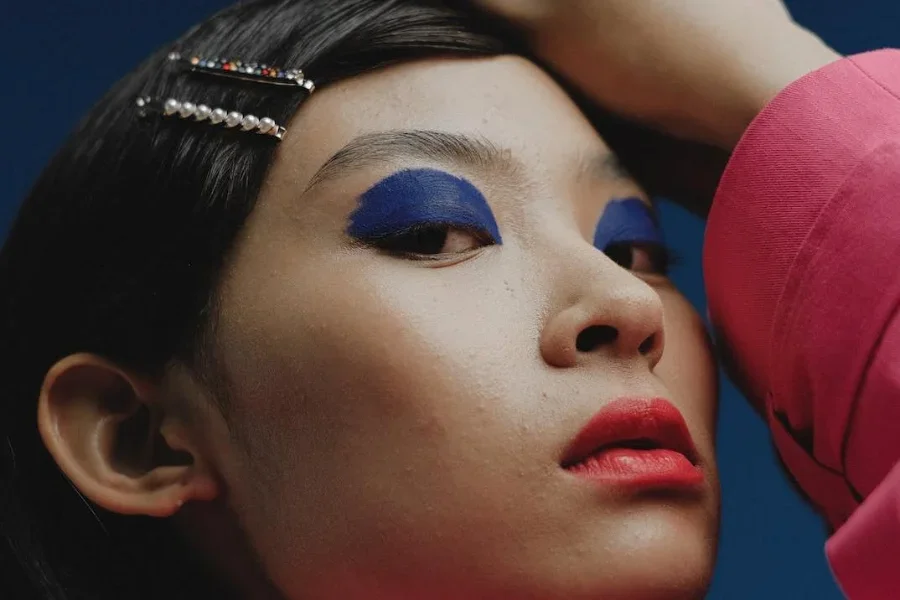 Mujer con dos mini pinzas para el cabello