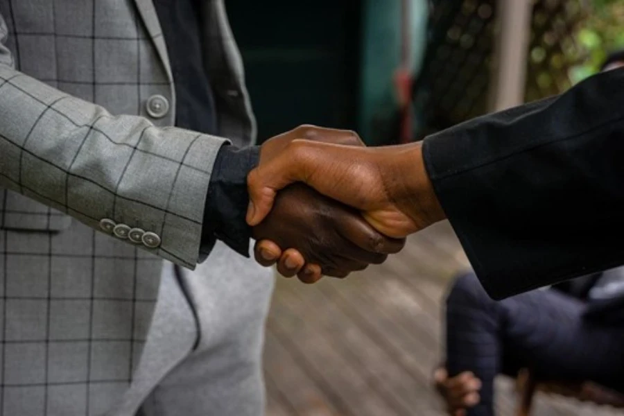 Hombres con chaquetas de traje dándose la mano