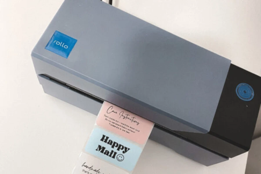Uma impressora térmica cinza com papel impresso