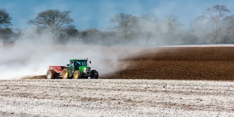 a guide to selecting the right farm fertilizer spreaders
