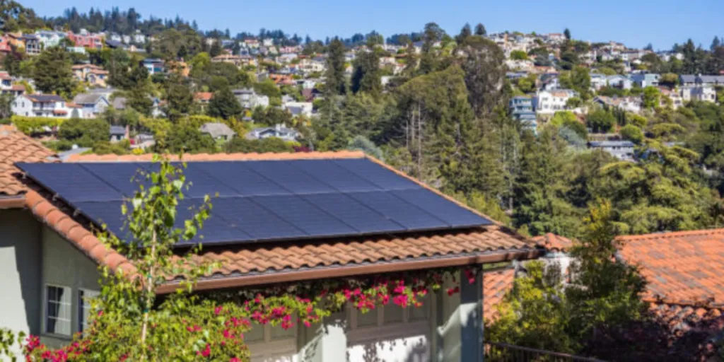 Ein Haus mit Solarpanel auf dem Dach