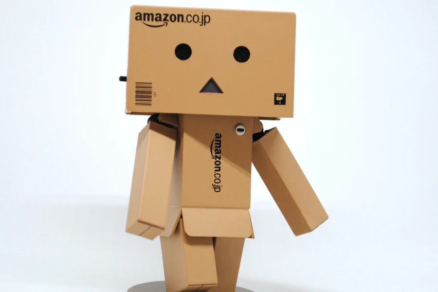 Amazon-Boxen in Form einer Person