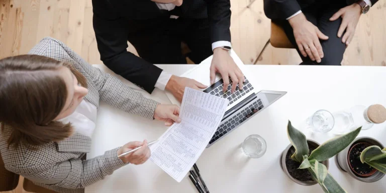 People on a table creating integrated content marketing strategy