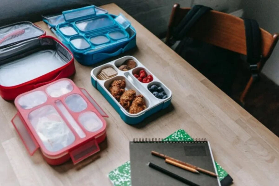 Tragbare Lunchboxen mit Fächern und Lebensmitteln