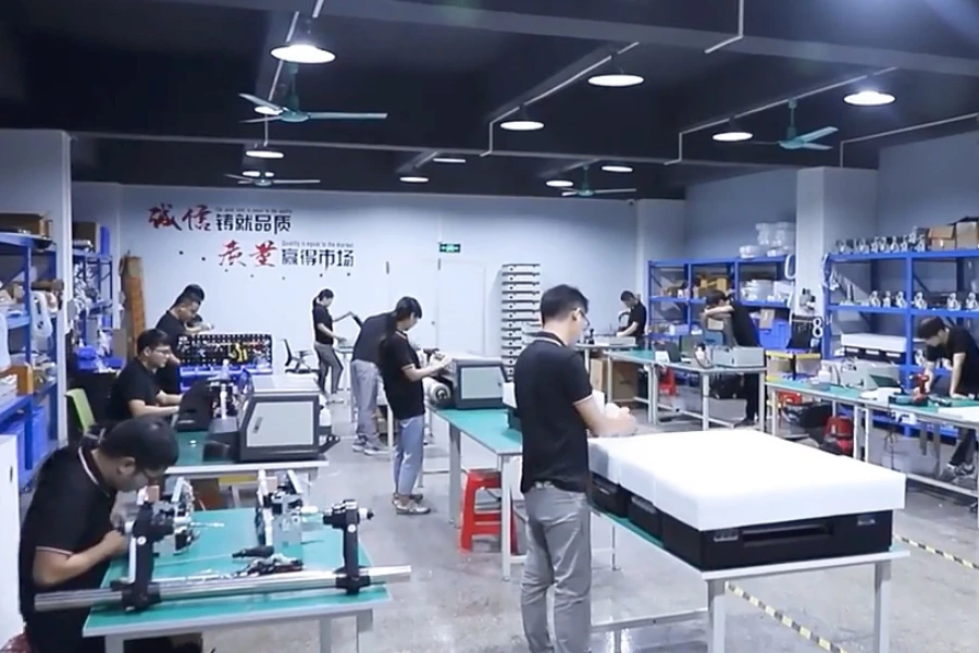 Özel tişörtler oluşturmak için DTF baskı ekipmanı kullanan işçiler