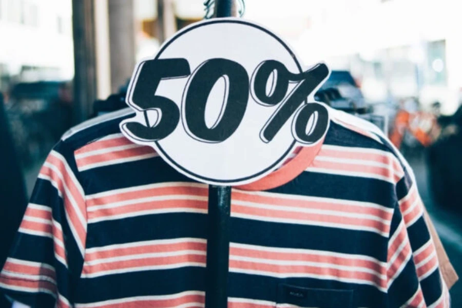 Segno di sconto del 50% su una t-shirt a righe