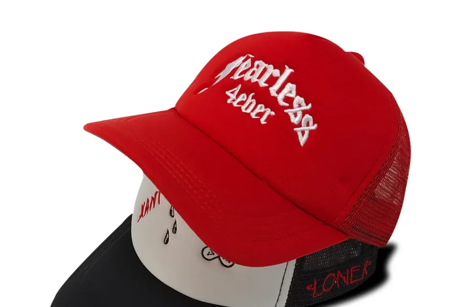 Gorras de camionero negras y rojas sobre fondo blanco (1)