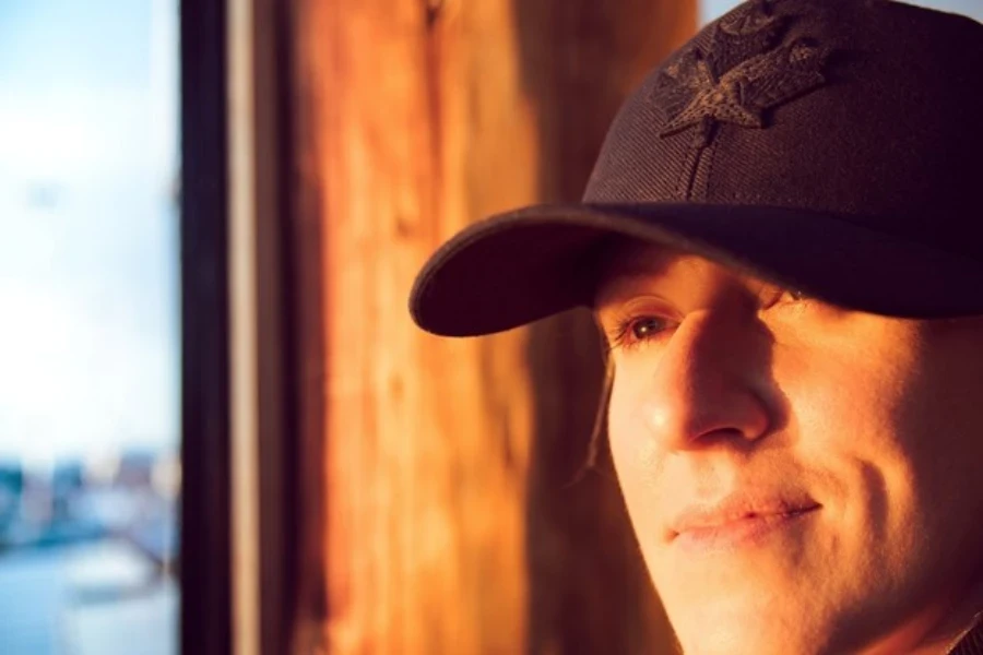 Homme avec une casquette de baseball noire brodée