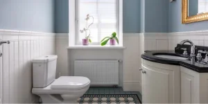 Ein Badezimmerinterieur mit Holzpaneelen