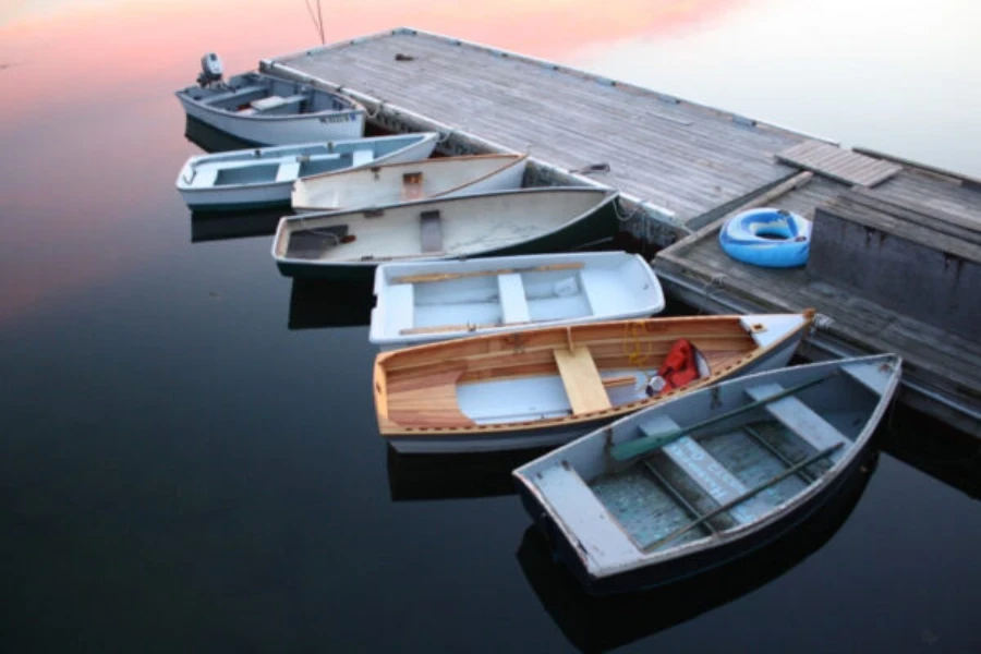 Eine Sammlung von Booten auf einem Dock