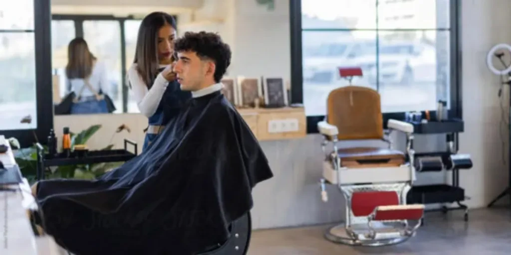 Uma cadeira de barbeiro de luxo em uma barbearia