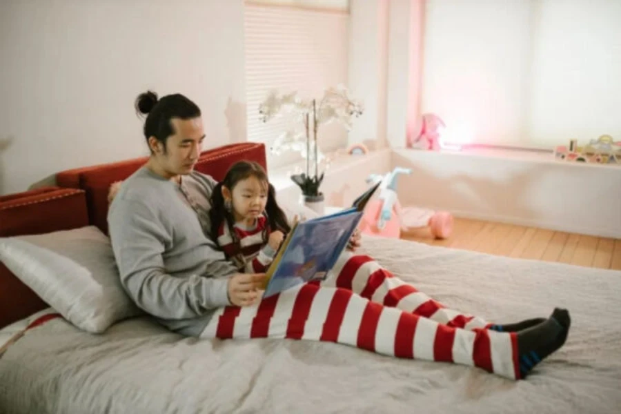 Un hombre y un niño vistiendo pijamas de bambú.