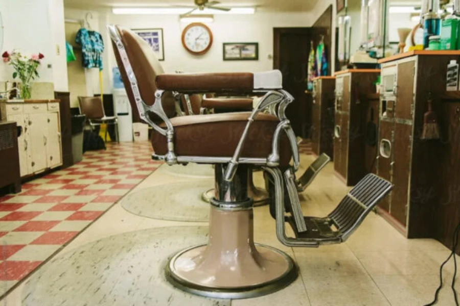 Uma cadeira de barbeiro giratória em uma barbearia