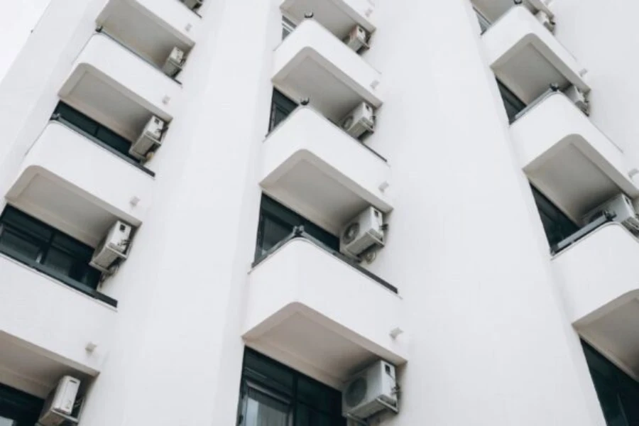 un condominio con condizionatori su ogni balcone