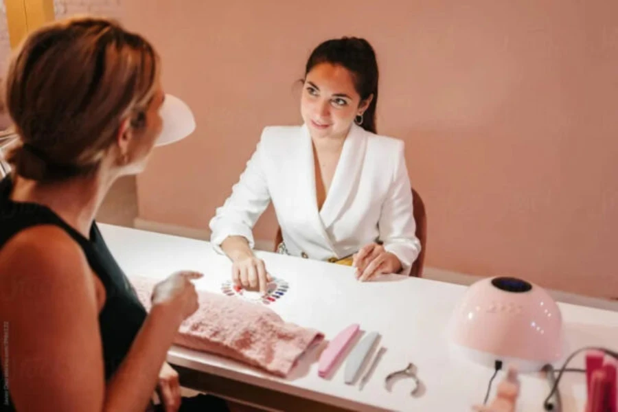 Una mesa de uñas eléctrica