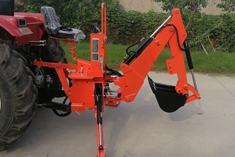 retroexcavadora diseñada para acoplarse a la parte trasera de un tractor