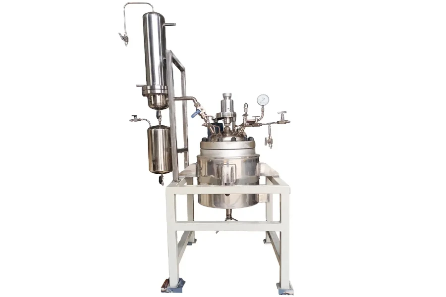 Catalytic chemical reactor with self-suction mixer