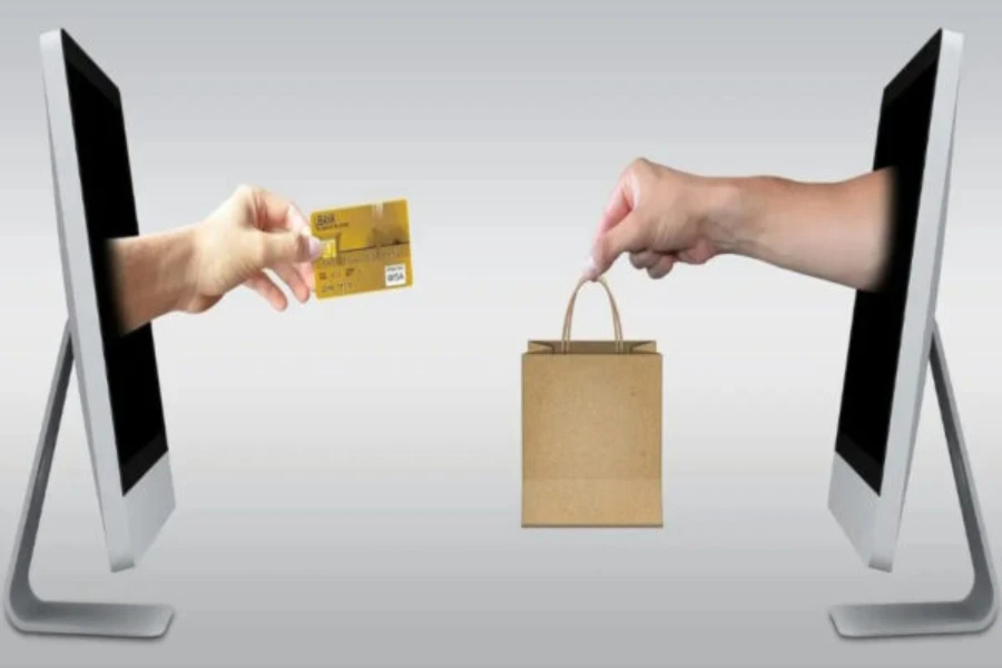 Çevrimiçi alışveriş ile mallar için ödeme yapan tüketici