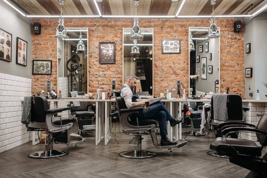 Chaises de barbier électriques dans un salon de coiffure