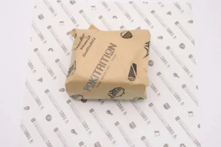 耐油紙に包装された食品