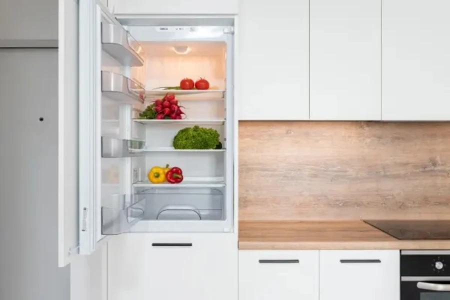 Kulkas dengan sayuran berbeda di dapur modern