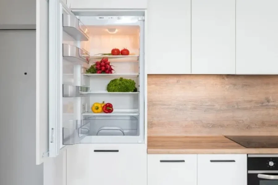 Frigo con diverse verdure in una cucina moderna