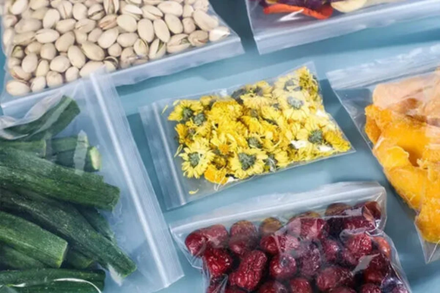 Obst und Gemüse in Druckverschlussbeuteln verpackt