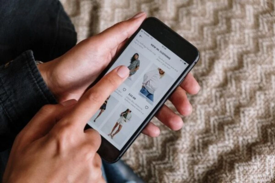 Persona che controlla tramite un'app per lo shopping online