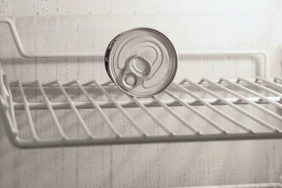 Foto de uma lata na geladeira