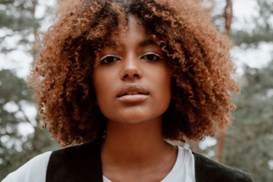 Retrato de uma mulher com cabelo castanho encaracolado