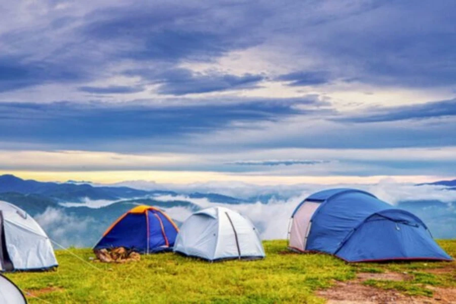 Freizeitcampingplatz mit Campingzelten