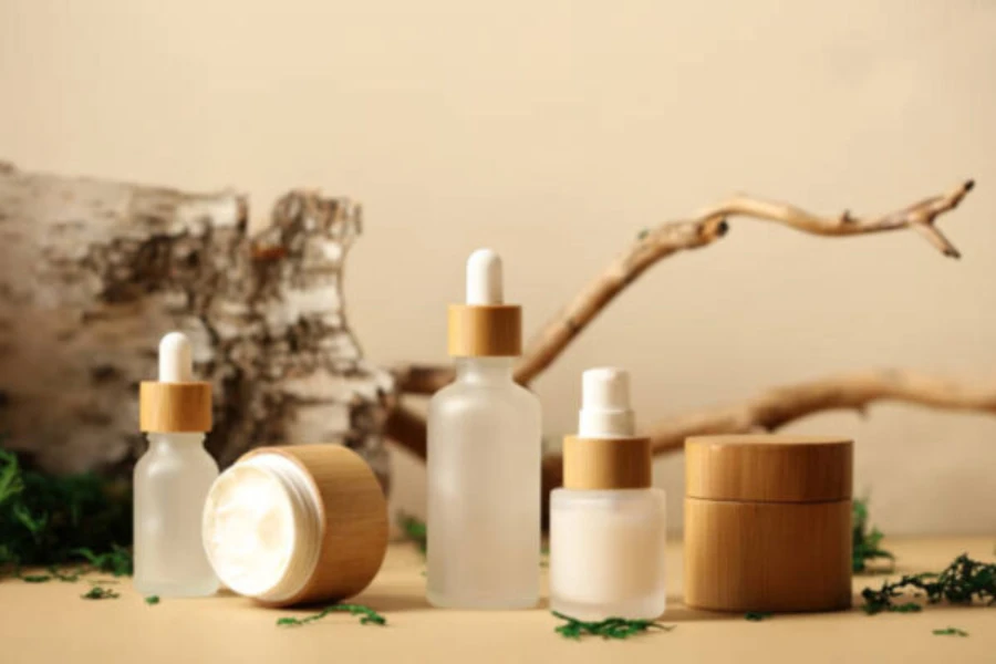 Auswahl an Kosmetikdosen aus Bambusmaterial