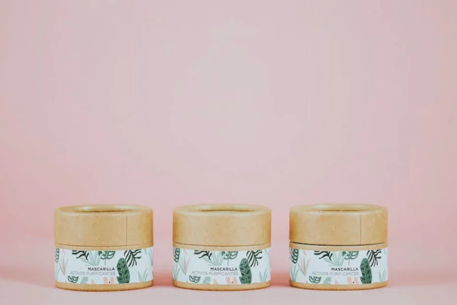 Drei kleine Behälter mit personalisiertem Branding und Etikettierung