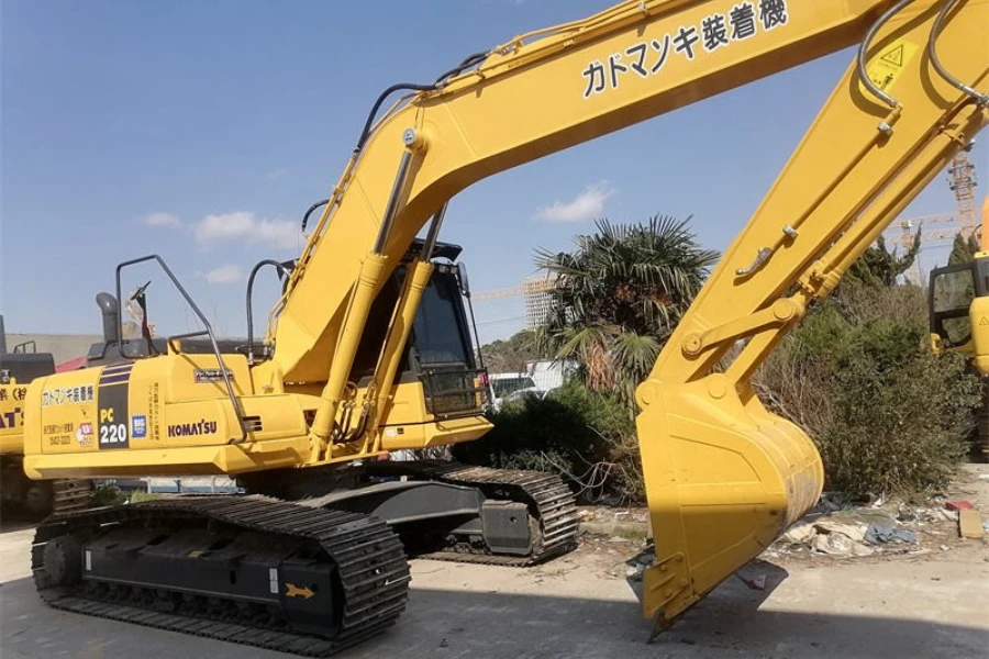 menggunakan 22 ton Komatsu PC220-8 excavator