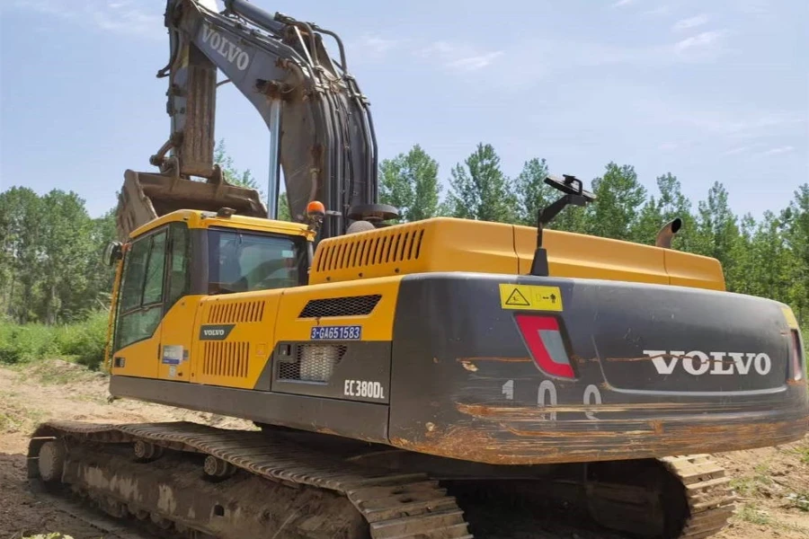 menggunakan 80 ton excavator Volvo EC380